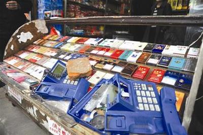 图文:七男子喊“一二三”打砸副食店